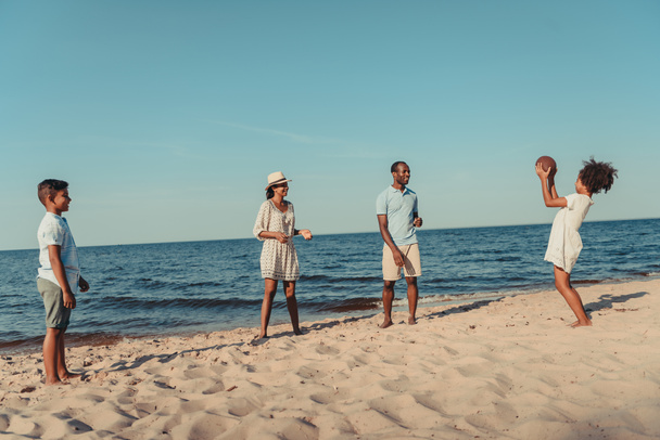 familia jugando con pelota en la playa
  - Foto, imagen