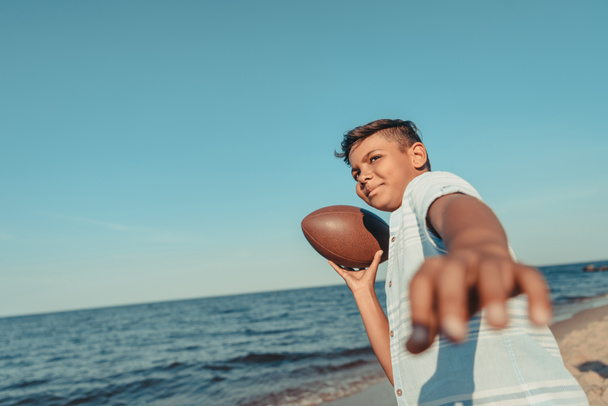 bambino afroamericano con palla sulla spiaggia
 - Foto, immagini