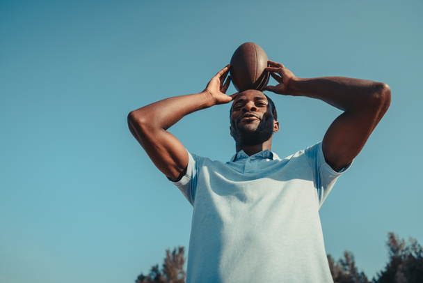 uomo africano americano con palla da rugby
 - Foto, immagini