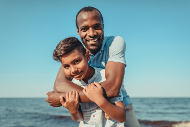 Padre e figlio afroamericano
 - Foto, immagini