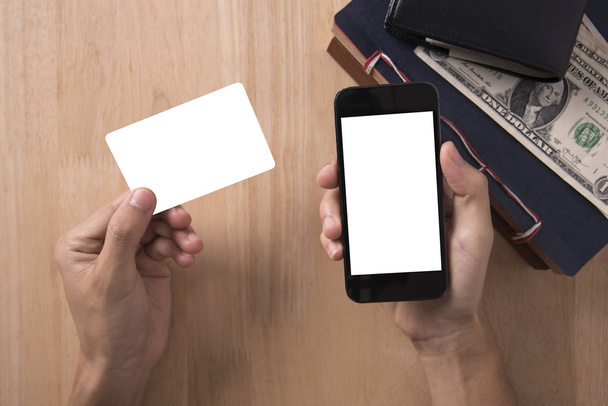 Kredi kartı ve smartphone tutan el Üstten Görünüm  - Fotoğraf, Görsel