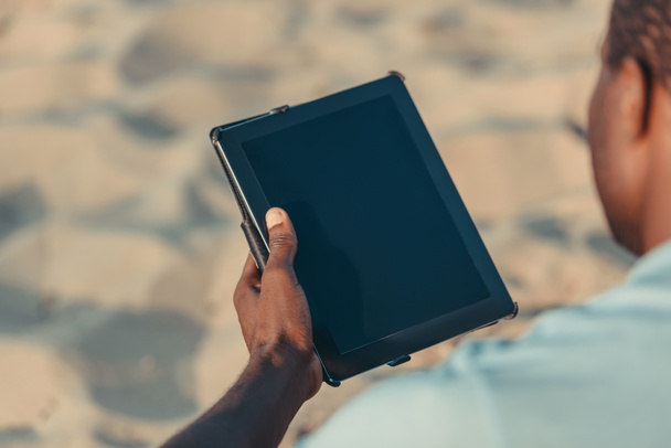 Afrikanischer Amerikaner mit digitalem Tablet - Foto, Bild