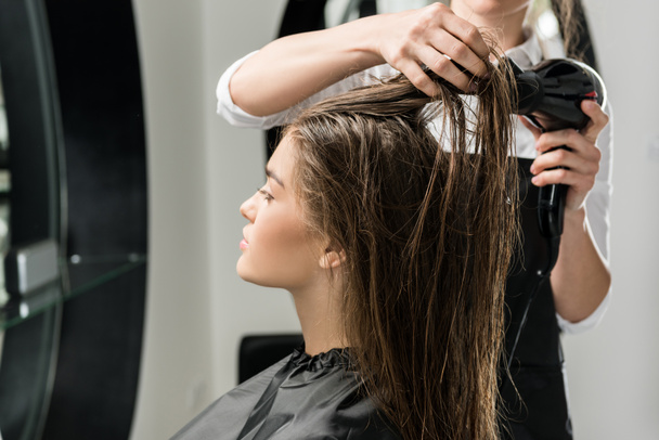 coiffeur séchage cheveux de femme
 - Photo, image
