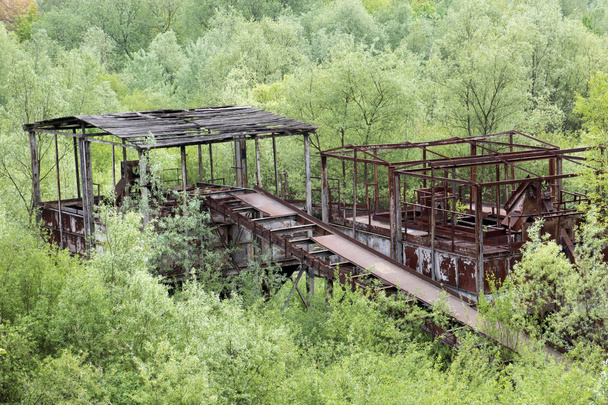 Velho ferro enferrujado construção industrial no meio da frente
 - Foto, Imagem