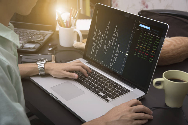 деловая рука, работающая на компьютерном ноутбуке с Finance Trading
  - Фото, изображение