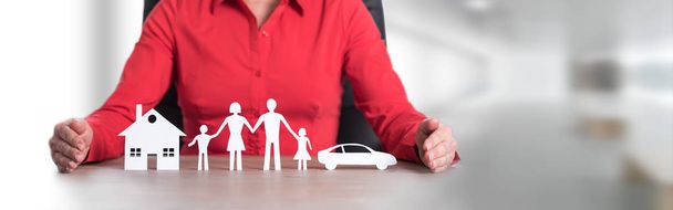 Концепція домашнього, сімейного та автомобільного страхування
 - Фото, зображення