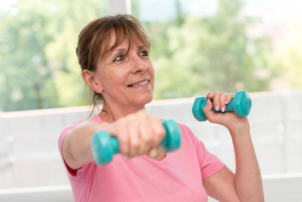 Mujer haciendo ejercicio con pesas - Foto, Imagen