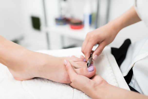 pedicure procedure in beauty salon - Foto, afbeelding