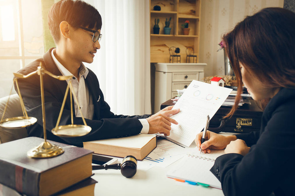 Consultation entre l'avocat et l'employeur sur les lois fiscales pour l'achat de maisons
 - Photo, image