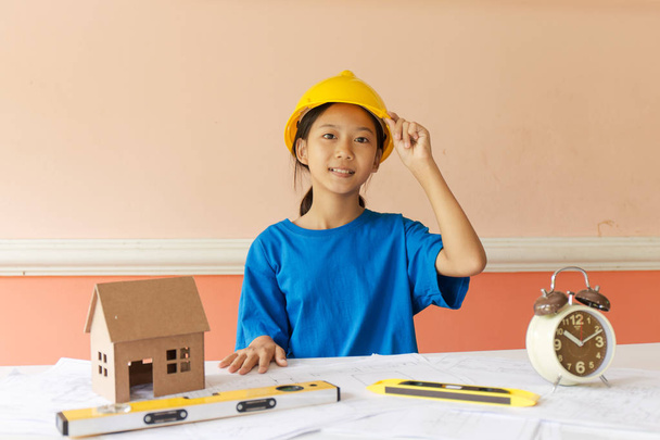 Asian girl has ambition to be a structural engineer with a helmet - Foto, imagen