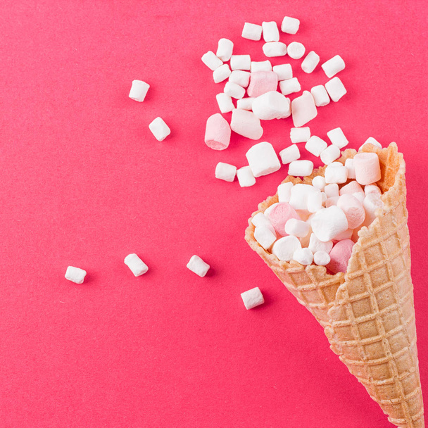 Gelado de marshmallows e cones de waffle
 - Foto, Imagem