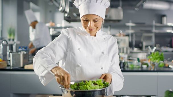 Női szakács egy híres étterem készíti saláta. Ő dolgozik  - Fotó, kép