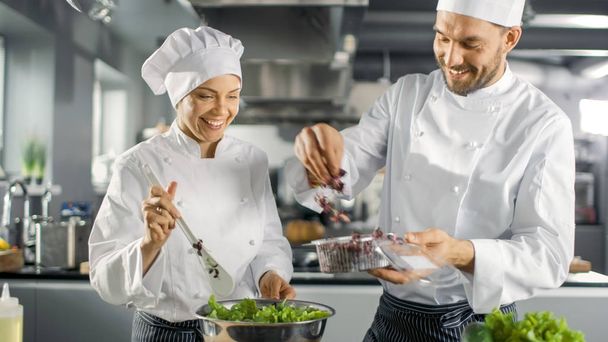 Male and Female Famous Chefs Team Prepare Salad for Their Five S - Foto, Imagem