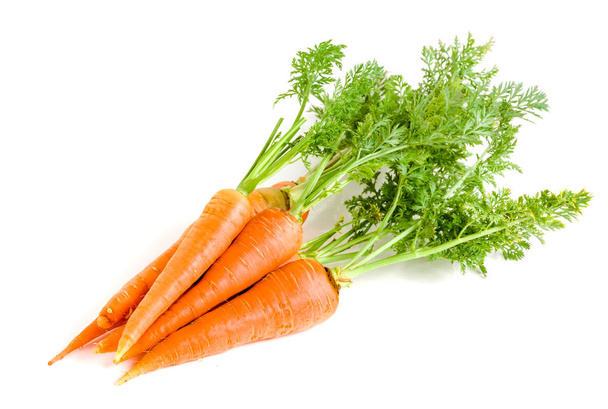 Zanahoria vegetal con hojas aisladas sobre fondo blanco - Foto, imagen