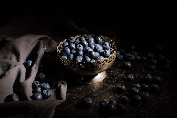 blueberries in vintage bowl  - Zdjęcie, obraz