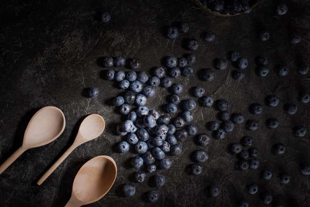 blueberries and wooden spoons   - Foto, Imagen