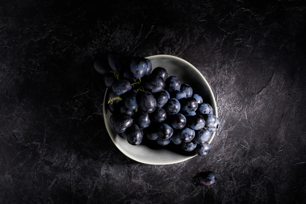 ripe grapes in bowl - Valokuva, kuva