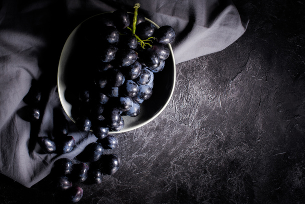 ripe grapes in bowl - Фото, зображення
