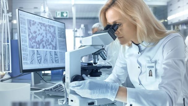Female Research Scientist Looks at Biological Samples Under Micr - Fotoğraf, Görsel