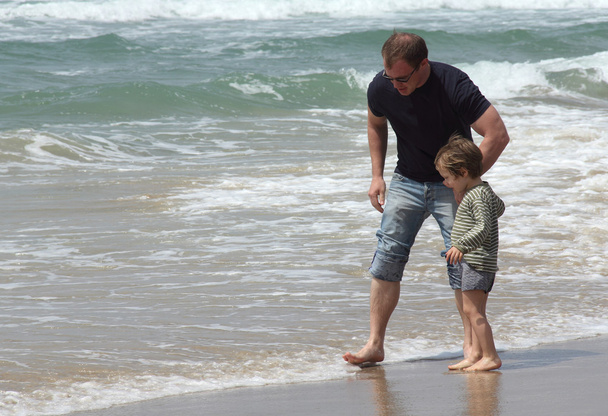 Menino e pai junto ao mar
 - Foto, Imagem