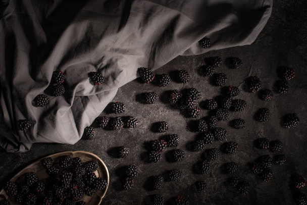 blackberries and vintage plate - Zdjęcie, obraz