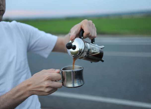 旅に道路の脇に車のボンネットの上のフランス語プレスのコーヒーを醸造の代替 - 写真・画像