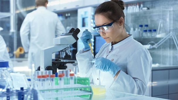 Female Research Scientist Uses Micropipette Filling Test Tubes i - Fotoğraf, Görsel