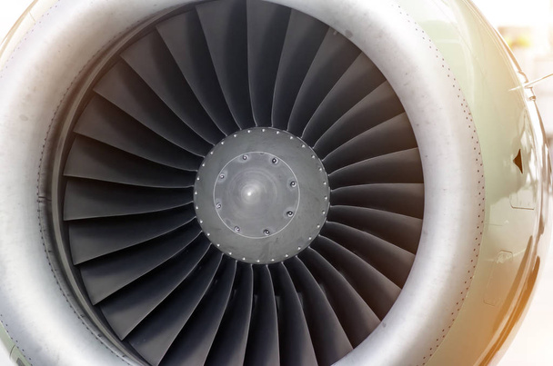 Літальні лопаті двигуна пасажирського літака крупним планом
 - Фото, зображення