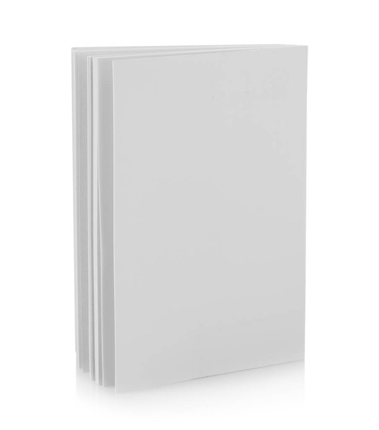 Bílá kniha na bílém pozadí - Fotografie, Obrázek