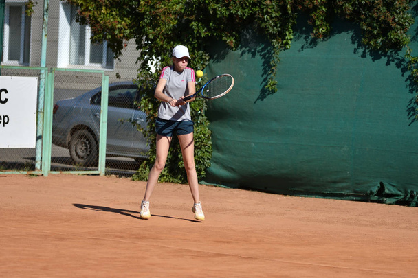 Orenburg, Rusya Federasyonu - 15 Ağustos 2017 yıl: Tenis oynayan kız - Fotoğraf, Görsel
