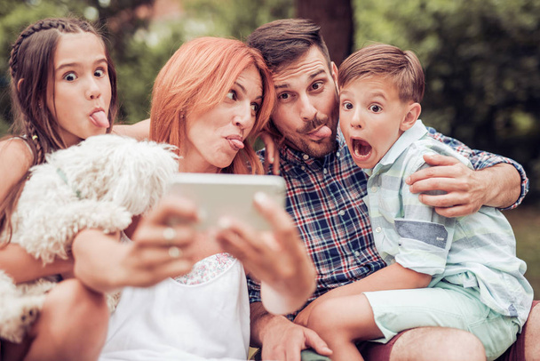 Family taking picture of themselves - 写真・画像