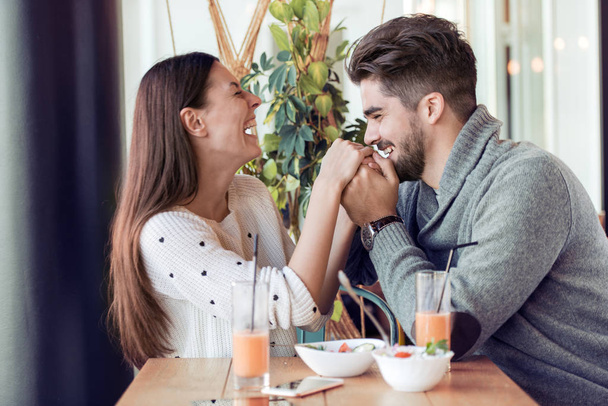 Happy couple manger de la salade pour le déjeuner au café
 - Photo, image