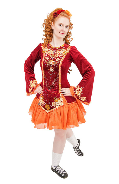 Belle femme en robe rouge pour la danse irlandaise isolée
  - Photo, image