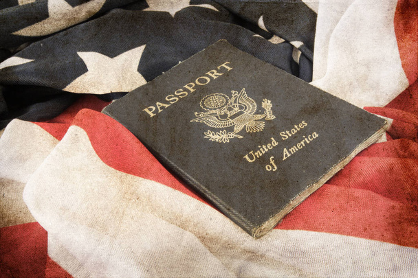 US-Pass auf dem Hintergrund der US-Flagge - Foto, Bild