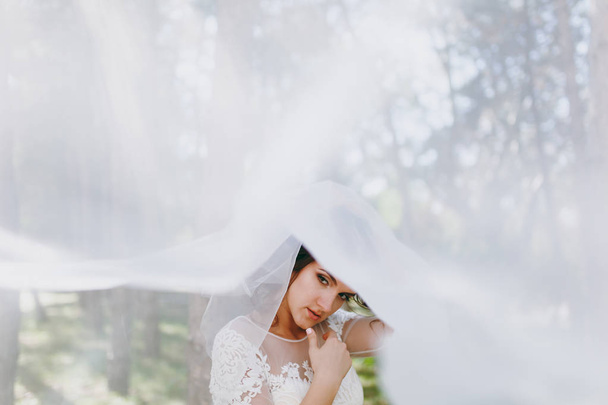 Porträt einer schönen Braut am Hochzeitstag - Foto, Bild