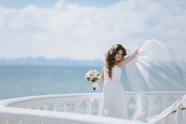 Портрет красивой невесты в день свадьбы
 - Фото, изображение