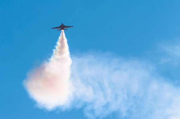 Myśliwiec wojskowy zwalczania much na niebie - Zdjęcie, obraz