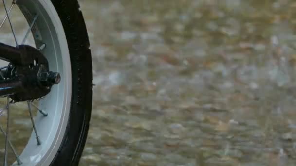 Bir bisiklet tekerleği arka plan üzerinde yağmur - Video, Çekim