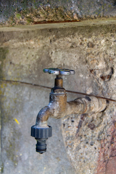 Vecchio rubinetto arrugginito
 - Foto, immagini
