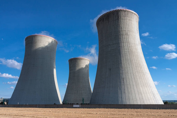 Nükleer güç istasyonu, soğutma kuleleri mavi gökyüzü karşı  - Fotoğraf, Görsel