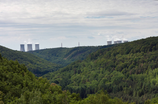 Valle del río Jihlava, central nuclear Dukovany se encuentra en la
  - Foto, Imagen