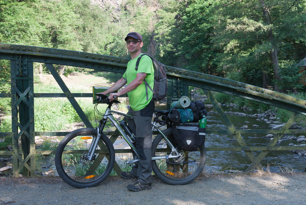 caucasico uomo con la sua mtb bicicletta sul ponte in estate mo
 - Foto, immagini