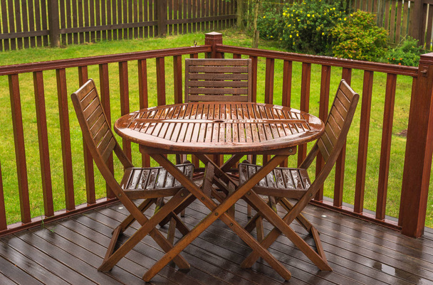Regen durchnässten Gartentisch & Stühle - Foto, Bild