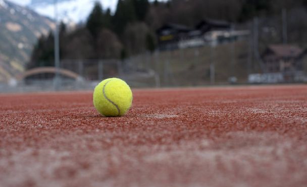 テニスのボールでテニス コート - 写真・画像
