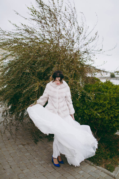 Portrait of a beautiful bride on wedding day - Foto, Imagen