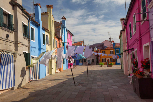 De kleurrijke architectuur van het zonnige eiland van Burano, een toeristische attractie in de buurt van Venetië (Italië), die de harmonie, de vrolijke aanpak en de levensstijl toont - Foto, afbeelding