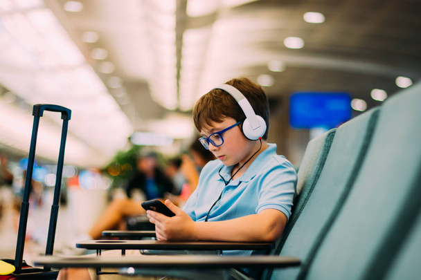 Young boy waiting for flight - 写真・画像