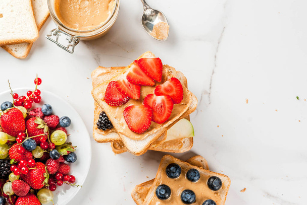 Бутерброди з арахісовим маслом, ягодами та фруктами
 - Фото, зображення