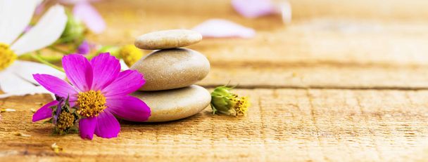 Spa Stilleven met bloemen en massage stenen - Foto, afbeelding