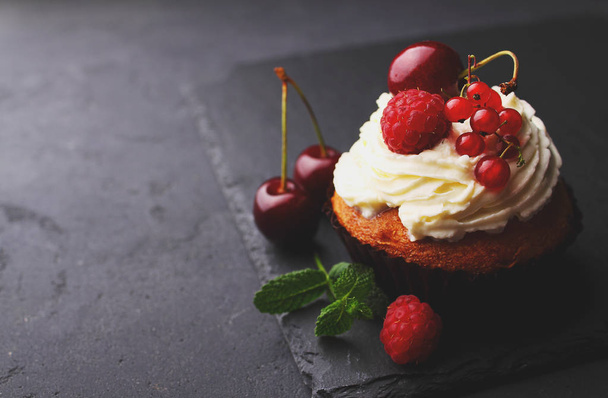 cupcake with cream, mint and berries  - Φωτογραφία, εικόνα